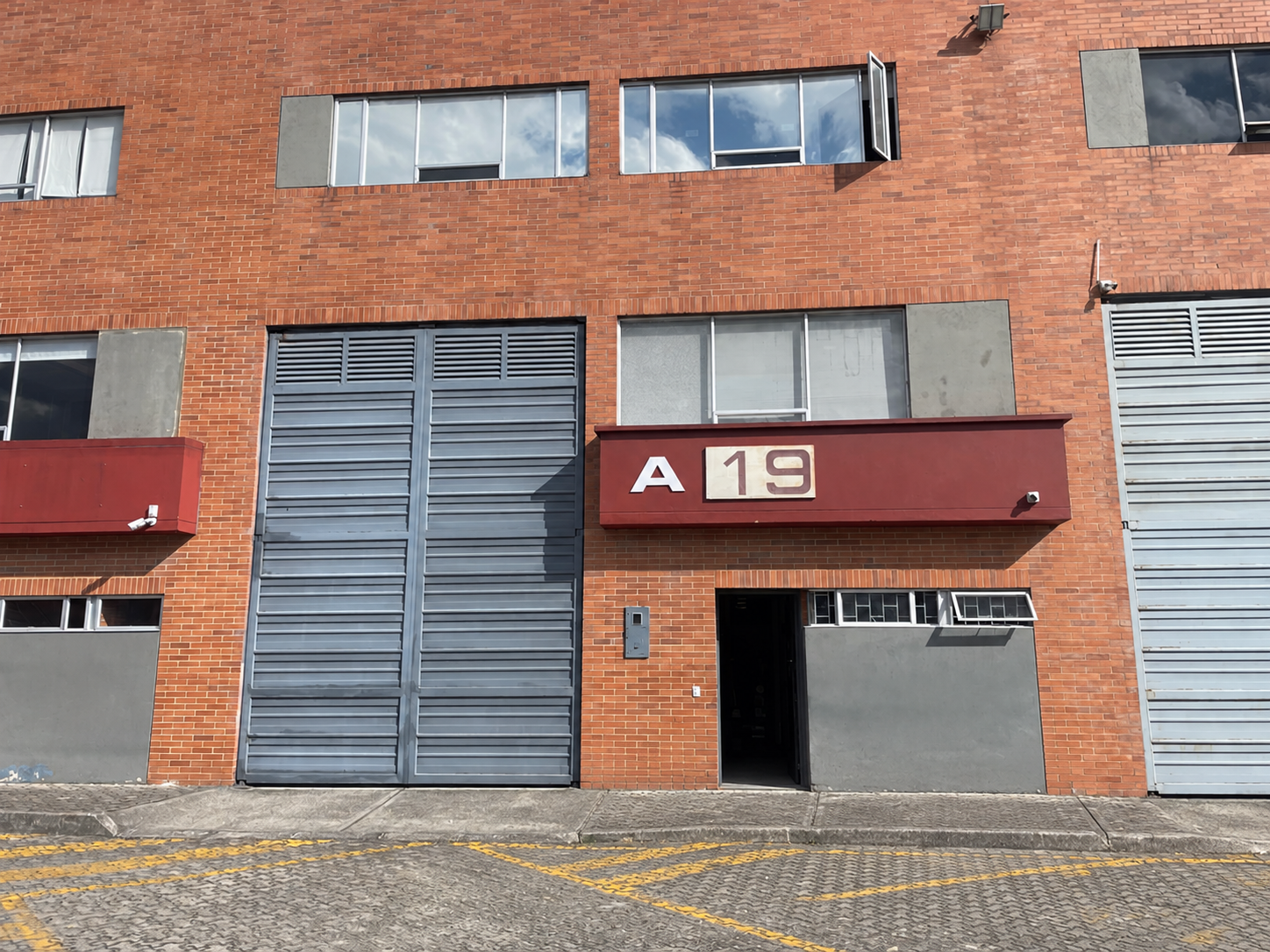 Fachada de la bodega A19 de Gadier Sistemas
